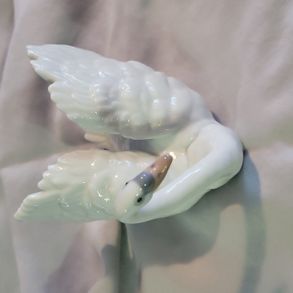 Elegant White Porcelain Swan Figurine. LLADRO - Picture 5 of 5